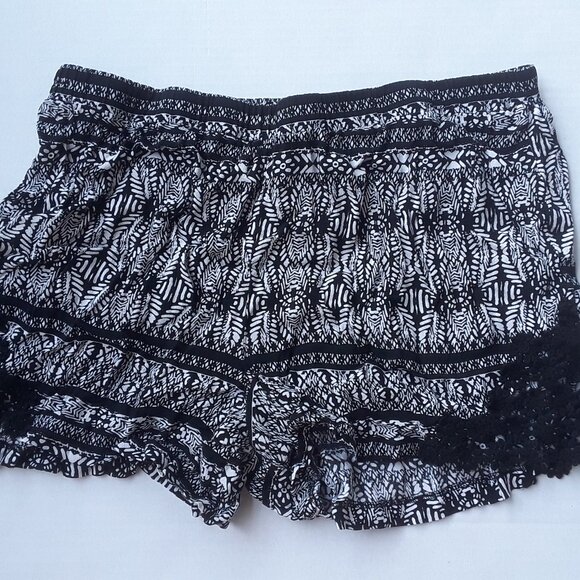 Forever 21 black and white shorts with lace trim, size 2X - Picture 1 of 2